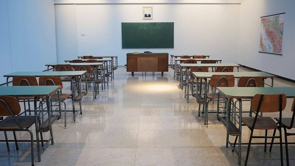 Pusta sala lekcyjna w porannym świetle