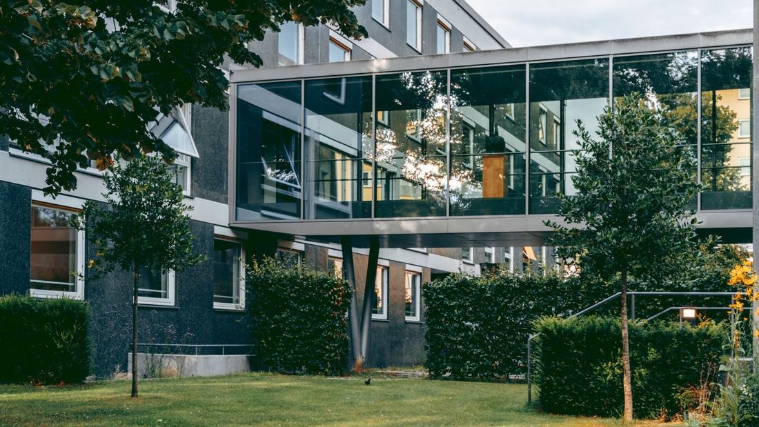 Budynek przedszkola z ogrodem i drzewami