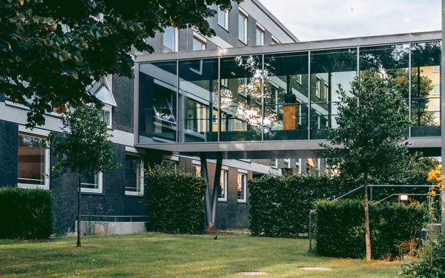 Budynek przedszkola z ogrodem i drzewami